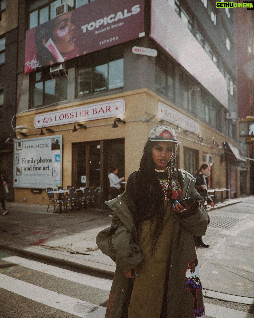 Teyana Taylor Instagram - Went to see one of my billboards yesterday! First stop @topicals 🫶🏾😆🥰Thank you for everything! This journey together has been so dope! Im so grateful! ❤️ Congrats to the CEO @olamideaolowe I’m so proud of you and the whole @topicals family! We ate this up! That’s that black girl magic 👏🏾 🪄 🌹 I would also like to send a special Thank you @sephora at Atlantic terminal in Brooklyn for hosting our meet & greet with such warm love and care last week! The whole staff was amazing 🌹🫶🏾🌹 📸: @kvnhrtlss @casanova.cabrera @aichaxc New York, New York