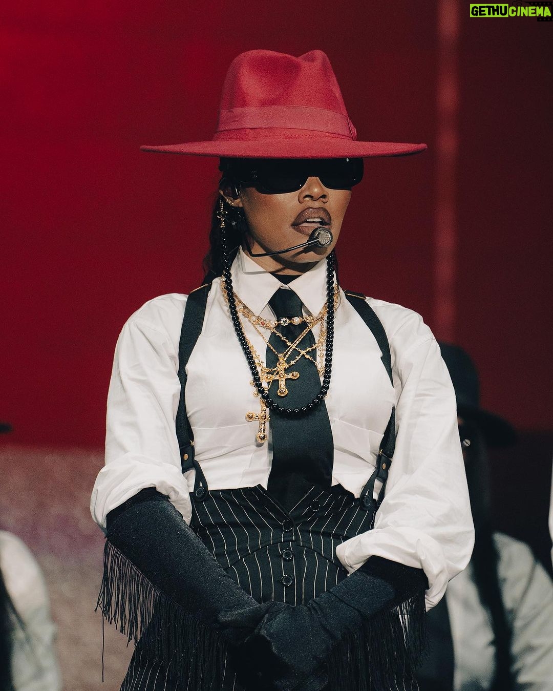 Teyana Taylor Instagram - Thank you @solblume for your visit at The Last Rose Motel We hope you enjoyed your stay! ๐น๐น๐น P.S. I love you Sacramento. Thank you for staying checked in with your genuine love and keeping me lifted thru all of the technical difficulties. Thru all of it we STILL had one hell of a stay and it felt good to be back on stage ๐๐ช๐พโค๏ธ๐นโค๏ธ #SOLBUMEFESTIVAL ๐ฅ: @Respectivecollective @calligrafist