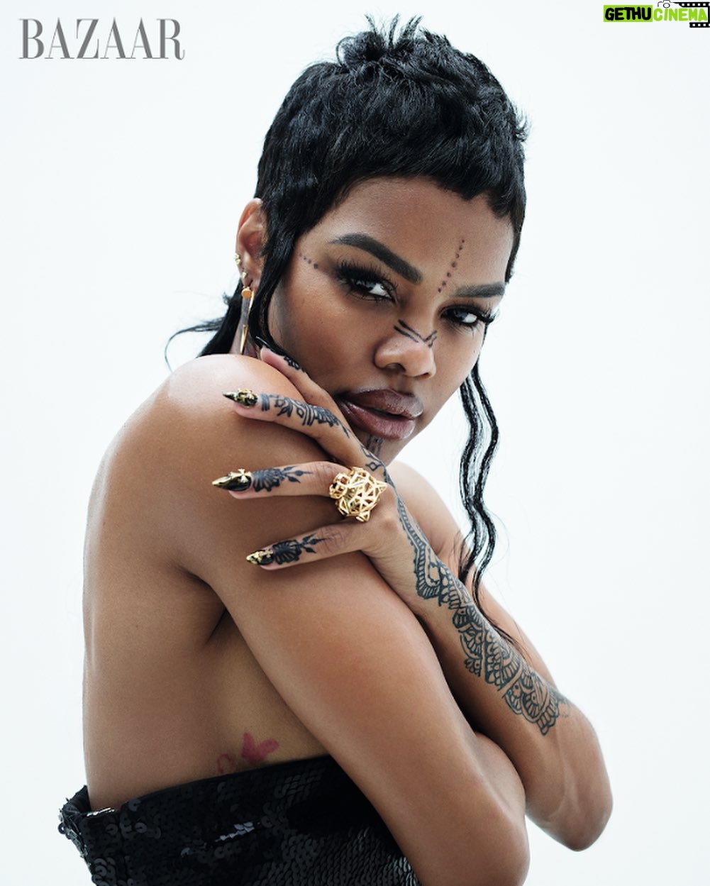 Teyana Taylor Instagram - Wow, thank you @harpersbazaarus for recognizing me in your ICON issue 🤯🤯 #BAZAARICONS ShOT by the ICONIC @mario_sorrenti Styling/wardrobe: @teyanataylor, @edward.bowleg and @beatbolliger Creative Director: @lauragenninger As-told-to: @bybiancabee Hair: @choppedbyedith and @tomojidai for @oribe Makeup: @therealofficialfrankb for @loveseen Manicure: @nuthin_butnails and @honeynailz for @undn_laqr Entertainment Director: @angcutt Production: #HestInc Set design: @philipphaemmerle