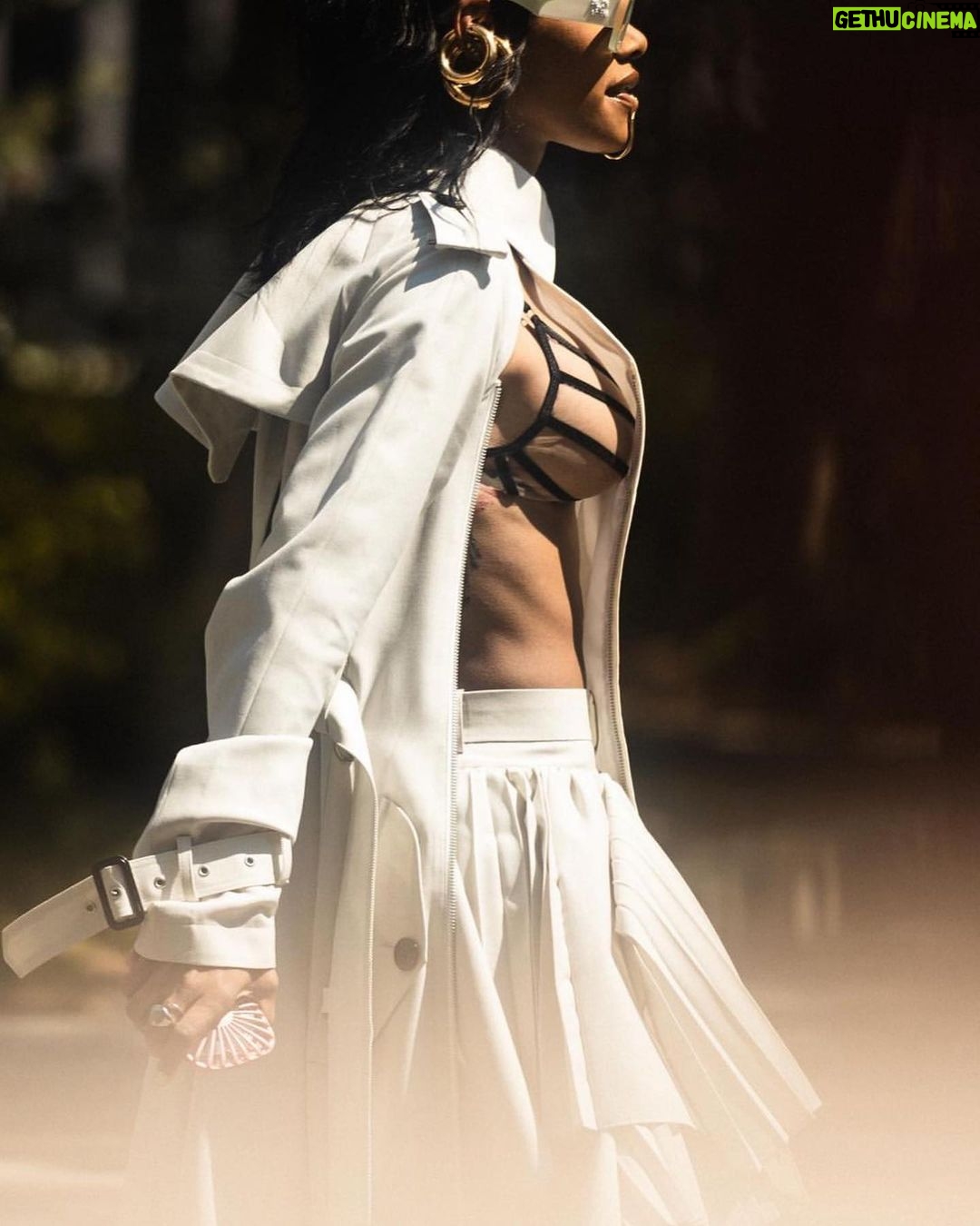 Teyana Taylor Instagram - Thank you @sacaiofficial for having me 🖤 It was hot as hell outside but the Show was hella cold 💙🥶🥶🥶🥶🥶🥶💙 📸: @rickyfilmingstudios @zerbibrub @fabrisflorencia @sacaiofficial @claireguillon