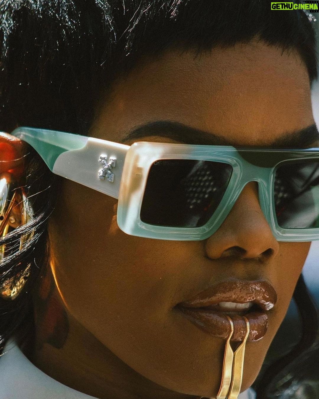 Teyana Taylor Instagram - Thank you @sacaiofficial for having me 🖤 It was hot as hell outside but the Show was hella cold 💙🥶🥶🥶🥶🥶🥶💙 📸: @rickyfilmingstudios @zerbibrub @fabrisflorencia @sacaiofficial @claireguillon