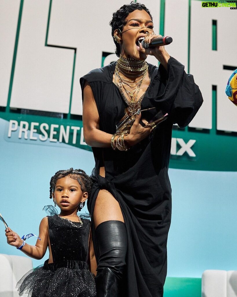 Teyana Taylor Instagram - Yesterday was nothing short of MAGICAL!! ✨✨✨I want to give a super heartfelt thank you to @CultureCon for blessing me with the first ever Culture Con Legacy Award! I appreciate you guys beyond words! You could have given this award to so many others, but you chose to give it to me, and for that I am thankful and humbly grateful! Thank you to the overload of warm love in the room & Thank you to the amazing @capitol_ej for the dope conversation & and the ELITE FEETSSSSSSSSS!!! A time was had!🌹🫶🏾🌹 #culturecon 📸: @culturecon @lalearcreative @born.king_broadway