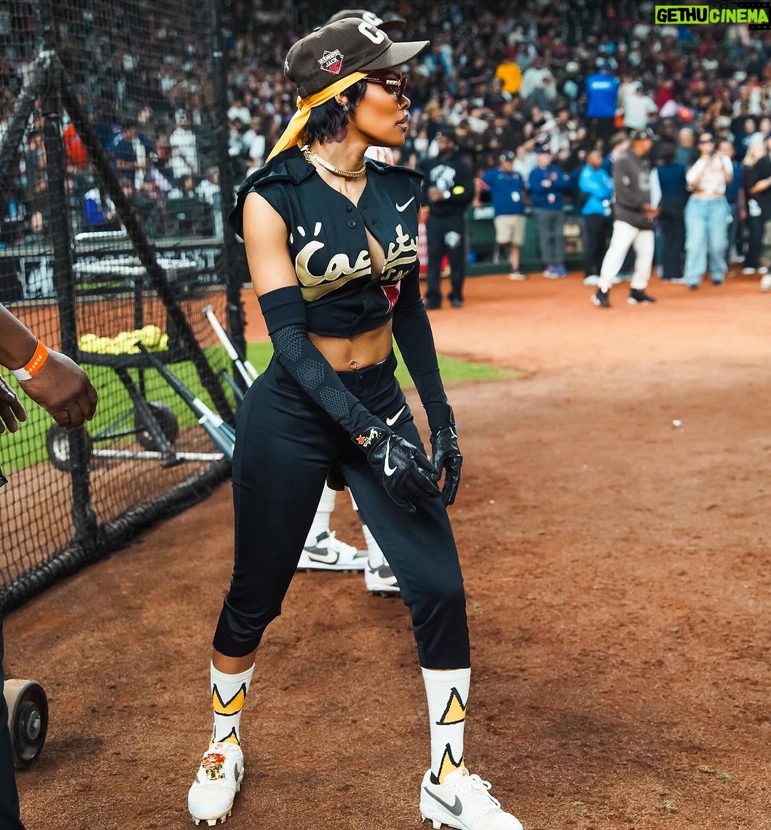 Teyana Taylor Instagram - PART 1 Photo Dumpppppp: It was a home run at the @cactusjackfoundation HBCU soft ball classic! A time was had! TEAM BLACK showed up and showed out!! πͺπΎ Thank you to my Jumpman familyyyyyy @travisscott @jumpman23 and @mlb for having all of us!!! Both team CREAM & BLACK did our big onesssssssss!! βΎοΈππΎπͺπΎπ€ πΈ: @kvnhrtlss