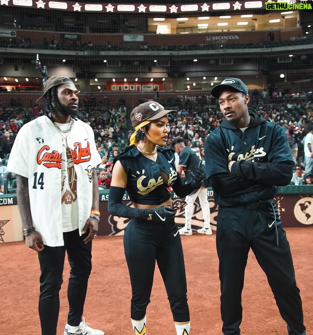 Teyana Taylor Instagram - PART 1 Photo Dumpppppp: It was a home run at the @cactusjackfoundation HBCU soft ball classic! A time was had! TEAM BLACK showed up and showed out!! πͺπΎ Thank you to my Jumpman familyyyyyy @travisscott @jumpman23 and @mlb for having all of us!!! Both team CREAM & BLACK did our big onesssssssss!! βΎοΈππΎπͺπΎπ€ πΈ: @kvnhrtlss