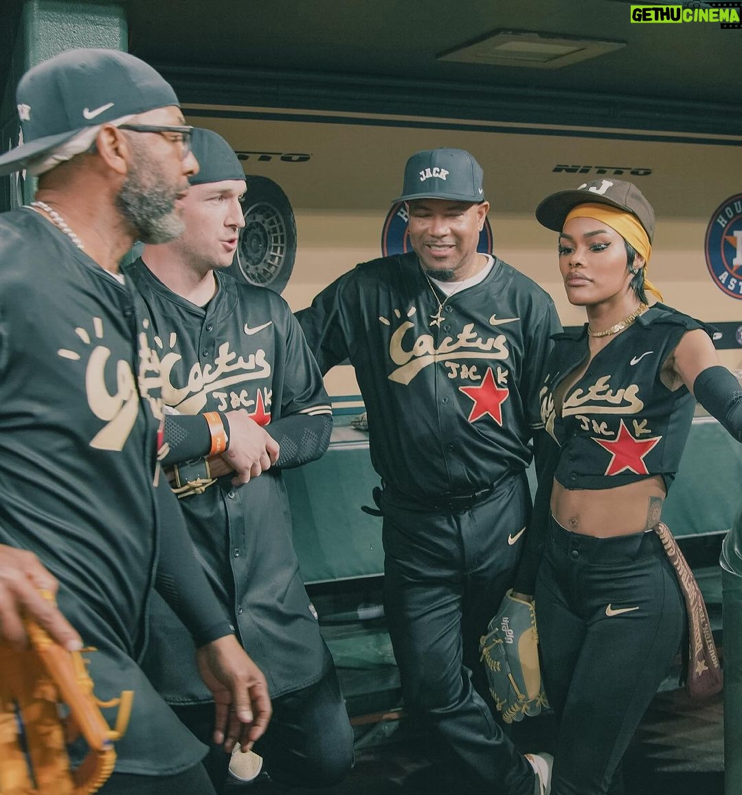 Teyana Taylor Instagram - PART 1 Photo Dumpppppp: It was a home run at the @cactusjackfoundation HBCU soft ball classic! A time was had! TEAM BLACK showed up and showed out!! πͺπΎ Thank you to my Jumpman familyyyyyy @travisscott @jumpman23 and @mlb for having all of us!!! Both team CREAM & BLACK did our big onesssssssss!! βΎοΈππΎπͺπΎπ€ πΈ: @kvnhrtlss