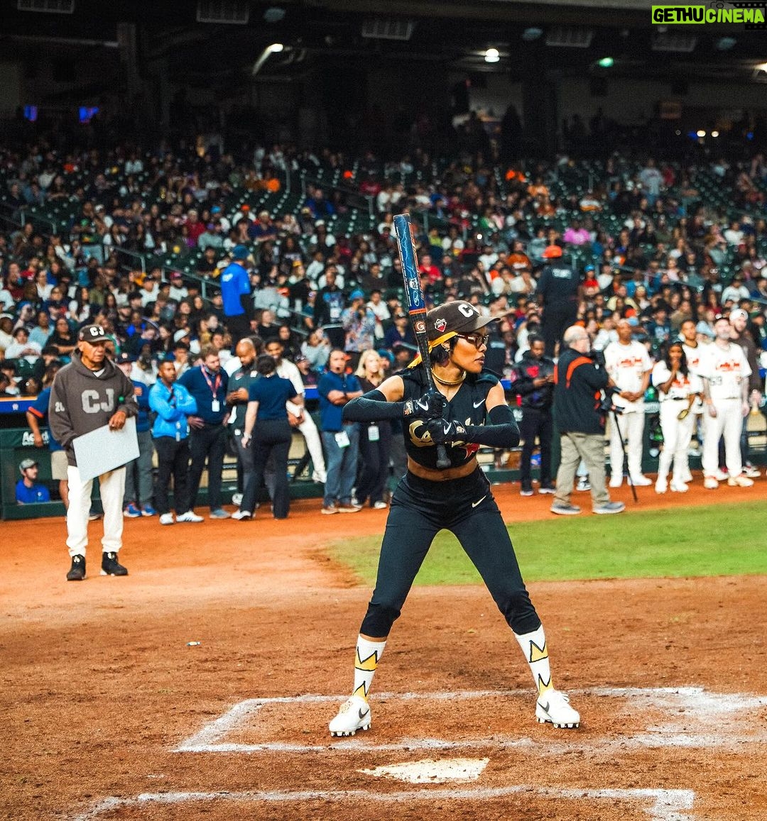 Teyana Taylor Instagram - PART 1 Photo Dumpppppp: It was a home run at the @cactusjackfoundation HBCU soft ball classic! A time was had! TEAM BLACK showed up and showed out!! πͺπΎ Thank you to my Jumpman familyyyyyy @travisscott @jumpman23 and @mlb for having all of us!!! Both team CREAM & BLACK did our big onesssssssss!! βΎοΈππΎπͺπΎπ€ πΈ: @kvnhrtlss
