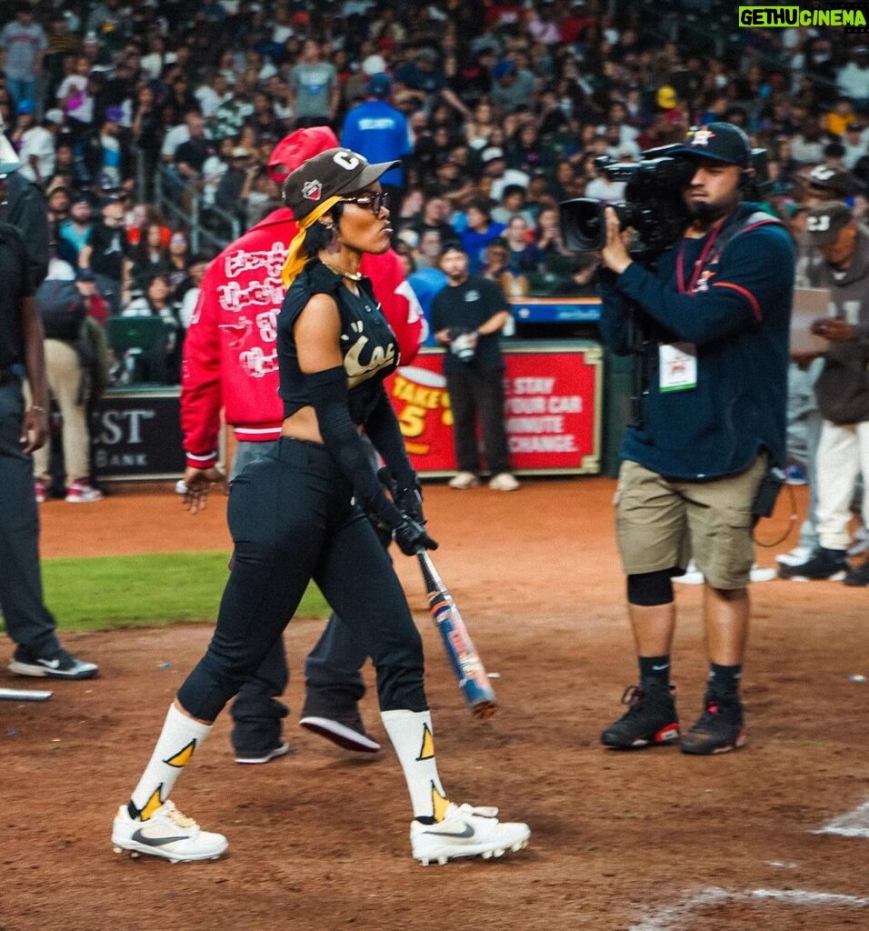 Teyana Taylor Instagram - PART 1 Photo Dumpppppp: It was a home run at the @cactusjackfoundation HBCU soft ball classic! A time was had! TEAM BLACK showed up and showed out!! 💪🏾 Thank you to my Jumpman familyyyyyy @travisscott @jumpman23 and @mlb for having all of us!!! Both team CREAM & BLACK did our big onesssssssss!! ⚾️🙌🏾💪🏾🖤 📸: @kvnhrtlss