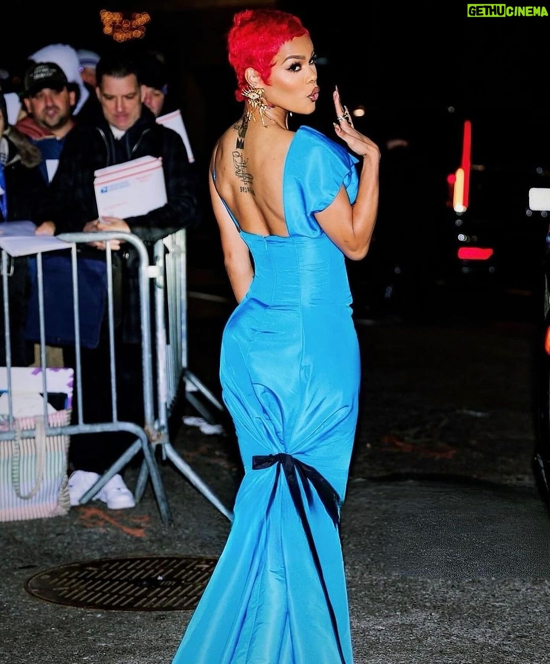 Teyana Taylor Instagram - I want to send a special thank you @nbrfilm for a night I will never forget. 💫Thank you bestowing this amazing honor upon me. I'm beyond touched and so, so grateful to have received the “Breakthrough Performance” Award! Thank you for seeing me and believing in me! 🌹 To my sister @avrockwell you are truly a gem. Thank you for your beautiful message, and thank you for YOU. This has been an amazing journey with you, and I’m happy we get to share these moments together! 🌹 A journey of walking “A Thousand And One” miles starts with a single step... To my village that helped me SHOW UP for INEZ. Let me start this by thanking my God Almighty, because through him all things are possible 🙏🏾 AV ROCKWELL, LENA, RISHI of Hillman Grad, MY BEAUTIFUL BABY GIRLS, MY PARENTS, EDDIE & JULIE of SIGHT UNSEEN, FOCUS FEATURES, the AMAZING CAST & CREW, the entire production staff. MY WME Family, THE AUNTIES & my whole support system! There would be no Inez without y'all. ❤️ Again, Thank you @nbrfilm for this amazing honor! 📸: @gettyimages @thehapablonde @andrewtess @nbrfilm