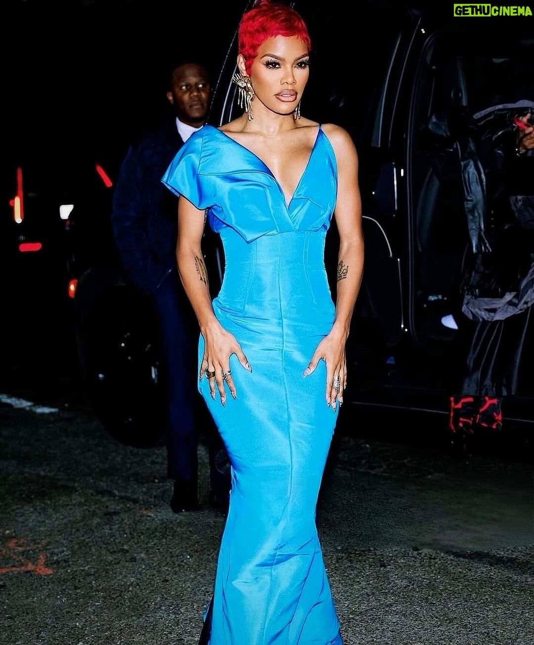 Teyana Taylor Instagram - I want to send a special thank you @nbrfilm for a night I will never forget. 💫Thank you bestowing this amazing honor upon me. I'm beyond touched and so, so grateful to have received the “Breakthrough Performance” Award! Thank you for seeing me and believing in me! 🌹 To my sister @avrockwell you are truly a gem. Thank you for your beautiful message, and thank you for YOU. This has been an amazing journey with you, and I’m happy we get to share these moments together! 🌹 A journey of walking “A Thousand And One” miles starts with a single step... To my village that helped me SHOW UP for INEZ. Let me start this by thanking my God Almighty, because through him all things are possible 🙏🏾 AV ROCKWELL, LENA, RISHI of Hillman Grad, MY BEAUTIFUL BABY GIRLS, MY PARENTS, EDDIE & JULIE of SIGHT UNSEEN, FOCUS FEATURES, the AMAZING CAST & CREW, the entire production staff. MY WME Family, THE AUNTIES & my whole support system! There would be no Inez without y'all. ❤️ Again, Thank you @nbrfilm for this amazing honor! 📸: @gettyimages @thehapablonde @andrewtess @nbrfilm