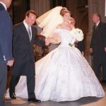 Thalía Instagram - Hace 23 años dijimos sí, en esa noche helada en la catedral de San Patricio, en el corazón de Manhattan. Pero el calor de nuestro amor hizo que fuera la noche más cálida y hermosa para celebrar nuestra unión. 23 años después de casados y 25 de conocernos, sigues siendo el hombre de mis sueños🥰 Te amo tanto mi amado esposo , amigo, compañero @tommymottola. Happy anniversary my love 💕🩷💕