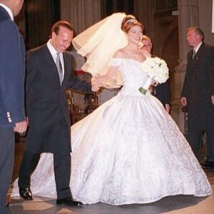 Thalía Instagram - Hace 23 años dijimos sí, en esa noche helada en la catedral de San Patricio, en el corazón de Manhattan. Pero el calor de nuestro amor hizo que fuera la noche más cálida y hermosa para celebrar nuestra unión. 

23 años después de casados y 25 de conocernos, sigues siendo el hombre de mis sueños🥰

Te amo tanto mi amado esposo , amigo, compañero @tommymottola. 

Happy anniversary my love 💕🩷💕