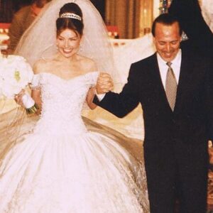 Thalía Instagram - Hace 23 años dijimos sí, en esa noche helada en la catedral de San Patricio, en el corazón de Manhattan. Pero el calor de nuestro amor hizo que fuera la noche más cálida y hermosa para celebrar nuestra unión. 23 años después de casados y 25 de conocernos, sigues siendo el hombre de mis sueños🥰 Te amo tanto mi amado esposo , amigo, compañero @tommymottola. Happy anniversary my love 💕🩷💕