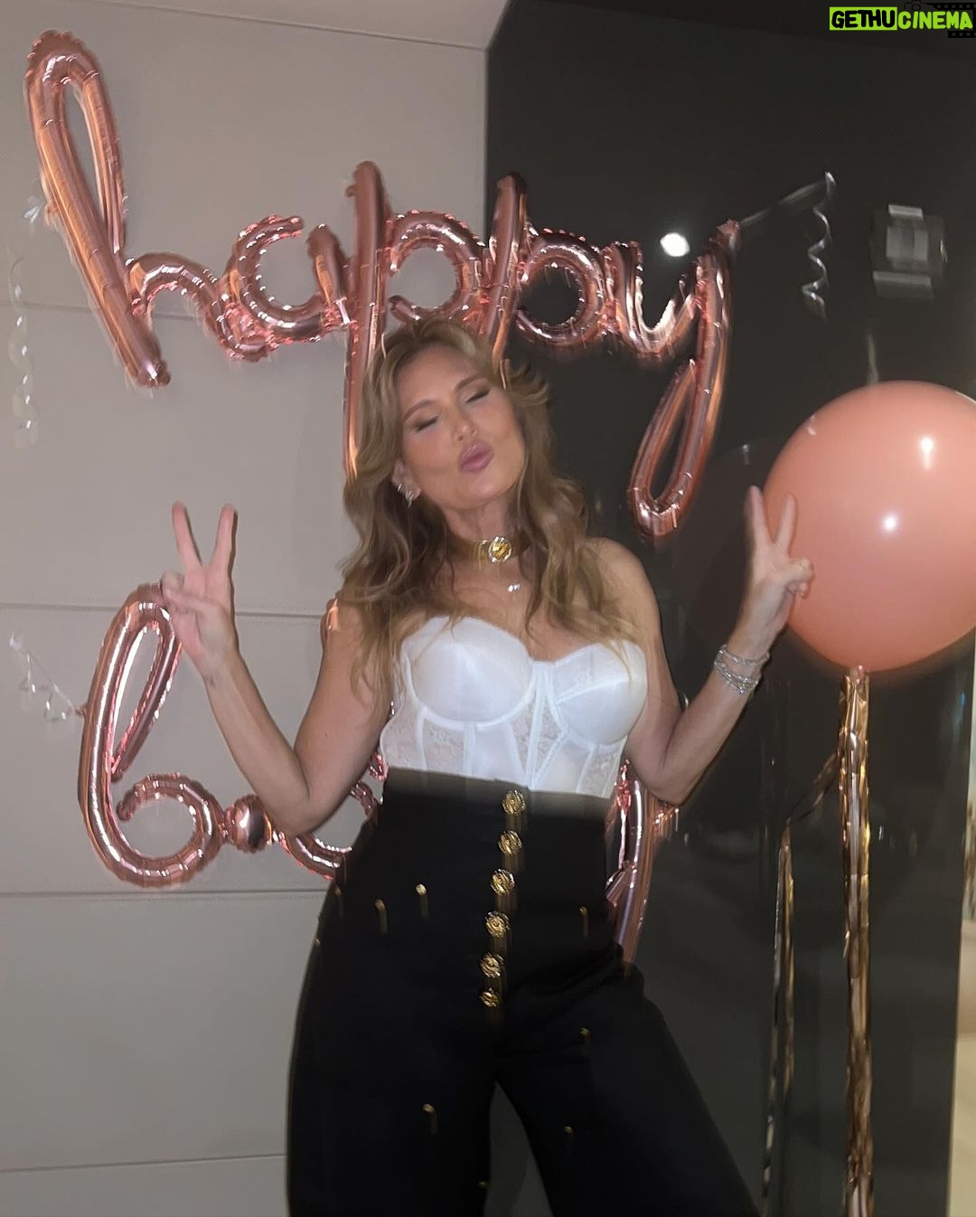 Thalía Instagram - Happy birthday, beautiful queen @lorenridinger you are my dear friend and we love you so much 💕🎉🎂 Feliz, feliz cumpleaños amiga querida.