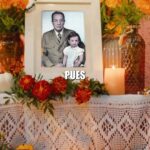 Thalía Instagram - Bellezas, en mi país celebramos el “Día de Muertos”, una tradición rica y vibrante que honra a nuestros seres queridos que han partido. 🙏🏼 Los días 1 y 2 de noviembre de cada año, las calles en México se llenan de colores, música y aromas, y lo que lo hace tan especial, tan único y diferente, es que no es un día de luto, sino una celebración de vida y memoria al recordar los que ya no están en este plano y nos acompañan en la memoria. 🕊️ Extraño siempre estas tradiciones de mi país, pero como dice mi canción “Mis Tradiciones”: 🎶 Mis tradiciones voy a cuidar, y a donde yo vaya, me acompañarán. ❤️🇲🇽 #DíaDeMuertos #México