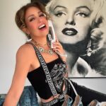 Thalía Instagram - Un buen collar y unos aretes acompañan la travesura 😊💛 @shopthaliasodi #thaliasodicollection