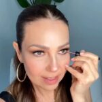 Thalía Instagram – ¿Quieres saber algunos de mis tips al maquillarme? 💋💄Aquí te explico cómo aplicar los Delineadores Líquidos 👁️ de mi colección con @arabelamexicooficial, mira que lindo lucen si los combinas. 😍 Encuéntralos en: https://www.arabela.com. 

También están disponibles en: @arabelacentroamerica @arabelaelsalvador @arabelapanamaoficial 

 #ThaliaxArabela #ThaliaSodi #ArabelaMéxico #Beauty #Maquillaje