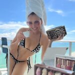Thalía Instagram - Que ricoo! Lunes de Zoom en bikini 👙 planificando los nuevos pasos para mi colección #ThaliaSodi. Se vienen cositasss!!! 🩷 #ThaliaSodiCollection