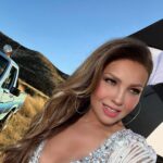 Thalía Instagram - BEBÉ PERDÓN 💔🚙 OUT NOW! Qué felicidad poder compartir con ustedes esta canción que grabamos con tanto amor. Gracias @jimmyhumilde.rh @ranchohumilde @yellowroom_music por acompañarme en este viaje musical. #BebePerdon