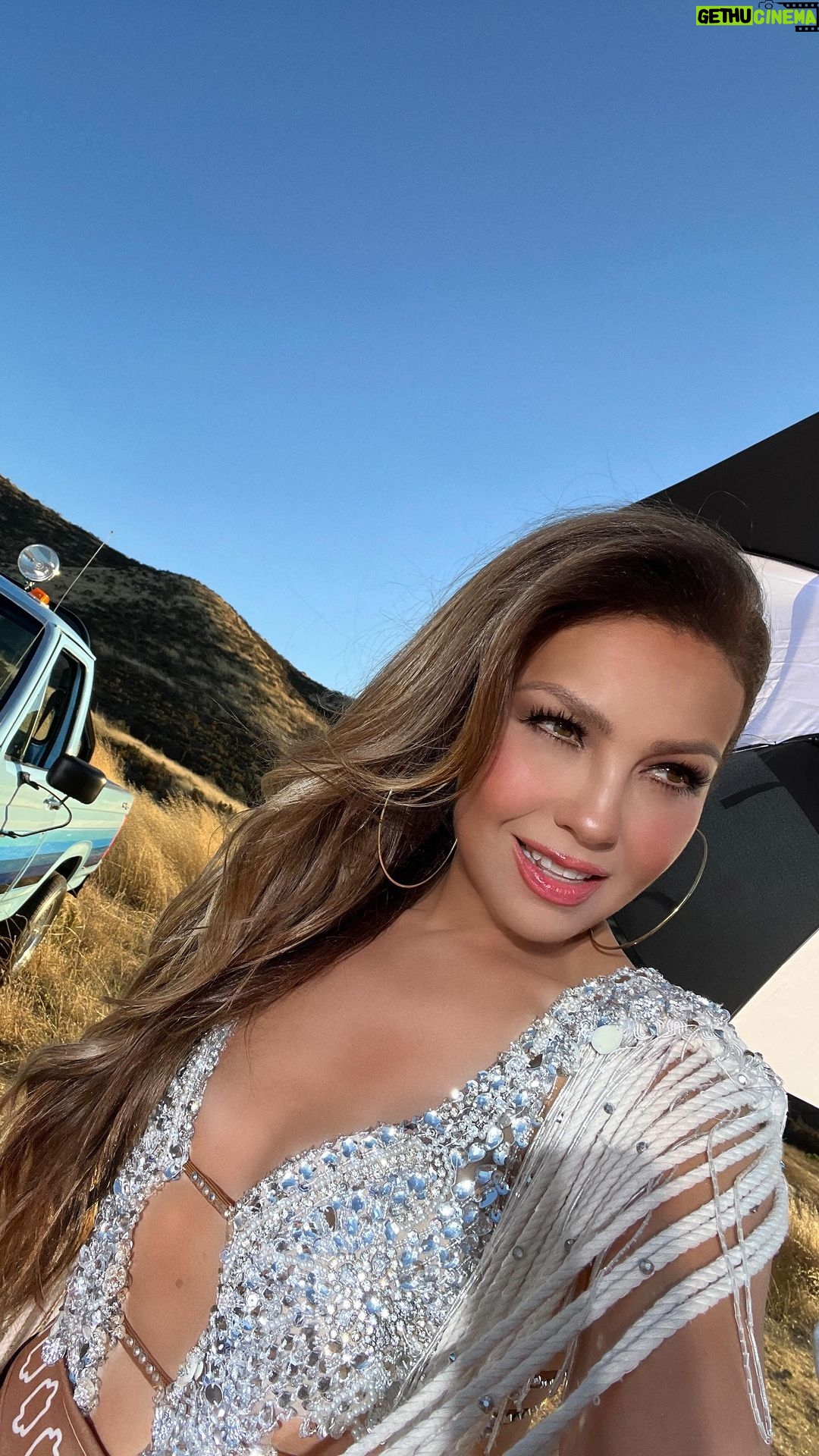 Thalía Instagram - BEBÉ PERDÓN 💔🚙 OUT NOW! Qué felicidad poder compartir con ustedes esta canción que grabamos con tanto amor. Gracias @jimmyhumilde.rh @ranchohumilde @yellowroom_music por acompañarme en este viaje musical. #BebePerdon