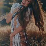 Thalía Instagram - Que emoción bellezas 🥹Esta medianoche ya sale el videoclip de #BebéPerdón 💔🚙 una canción muy especial para mi, un abrazo a mis raíces, a aquello que siempre ha estado allí. Hoy nos vemos en #BillboardLatinWeek. ❤️