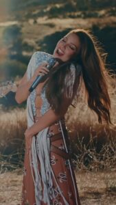 Thalía Instagram - Que emoción bellezas 🥹Esta medianoche ya sale el videoclip de #BebéPerdón 💔🚙 una canción muy especial para mi, un abrazo a mis raíces, a aquello que siempre ha estado allí. Hoy nos vemos en #BillboardLatinWeek. ❤️