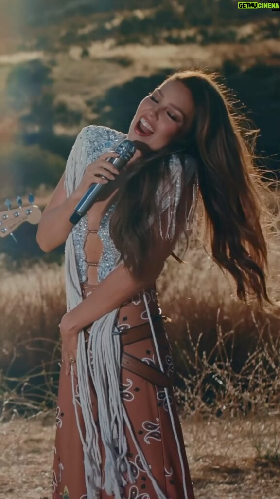 Thalía Instagram - Que emoción bellezas 🥹Esta medianoche ya sale el videoclip de #BebéPerdón 💔🚙 una canción muy especial para mi, un abrazo a mis raíces, a aquello que siempre ha estado allí. Hoy nos vemos en #BillboardLatinWeek. ❤️
