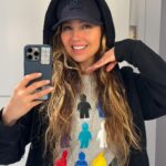 Thalía Instagram - Cómo han pasado estos primeros días del año? ✨ Me encanta aprovechar este tiempo para disfrutar tranquila en casa, con mi familia 🥰 y para terminar de organizar los planes del año. Me siento muy tranquila, en paz y emocionada por todo lo que se viene. Están listos?! Les deseo que tengan un lindo domingo. Los amo bellezas!!! 💋
