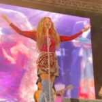 Thalía Instagram - El tener el honor de estar sobre un escenario y ver tantas caras tan hermosas, tantas almas llenos de historias, tantos corazones, latiendo con ganas de cantar y expresarse, tantos pies, llevando el ritmo, tantas manos, queriendo tomar fotos, por estos momentos son por los que yo sigo cantando y creando para ustedes. Me emocioné tanto que tengo ganas de salir una vez más de gira 🫣me da muchísima emoción pensar en eso… veamos que pasa y cómo nos sorprende la vida🌸🌺🍒🍭