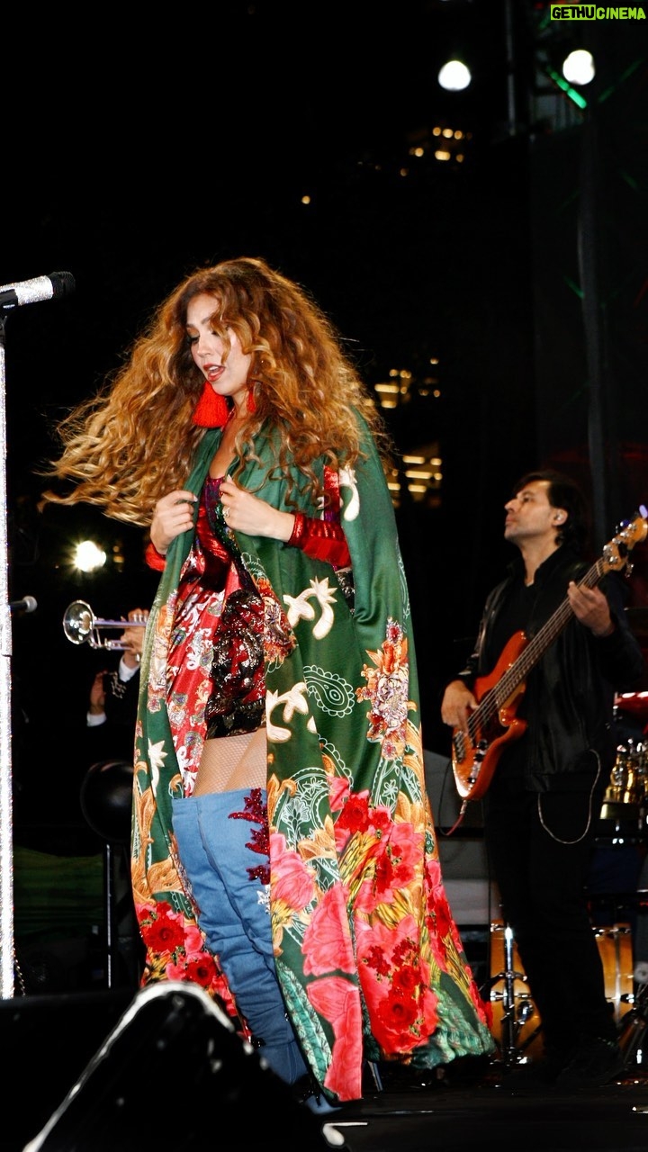 Thalía Instagram - Magia en el escenario💥 siento que floto✨