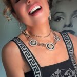 Thalía Instagram - Un buen collar y unos aretes acompañan la travesura 😊💛 @shopthaliasodi #thaliasodicollection