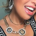 Thalía Instagram - Un buen collar y unos aretes acompañan la travesura 😊💛 @shopthaliasodi #thaliasodicollection