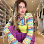 Thalía Instagram – Yo no sé tú, pero cuando necesito impulsar mi energía, mi creatividad, intuitivamente, me visto de 1000 colores! A quién le pasa lo mismo? Los leo ❤️🧡💛💚🩵💜💖