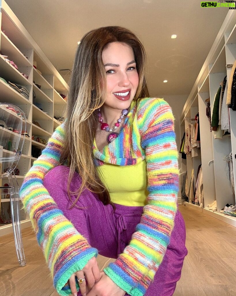 Thalía Instagram - Yo no sé tú, pero cuando necesito impulsar mi energía, mi creatividad, intuitivamente, me visto de 1000 colores! A quién le pasa lo mismo? Los leo ❤️🧡💛💚🩵💜💖