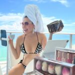Thalía Instagram - Que ricoo! Lunes de Zoom en bikini 👙 planificando los nuevos pasos para mi colección #ThaliaSodi. Se vienen cositasss!!! 🩷 #ThaliaSodiCollection