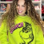 Thalía Instagram - Si estás modo Grinch y no sabes qué regalar esta navidad… ¡Tengo la solución para ti! 😜❤️ Mira todas las chuladas que tenemos disponibles en #ThaliaSodiCollection 🎄🪅🎅🏽☕️ @shopthaliasodi