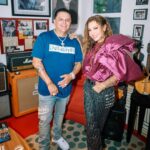 Thalía Instagram - Ayy que bien la pasamos anoche!!! 🐴🩷 Gracias @jimmyhumilde.rh por aventarte conmigo en esta nueva aventura! 🙏🏼 ESTA MEDIANOCHE 🚀 #BebéPerdón