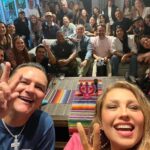Thalía Instagram - Ayy que bien la pasamos anoche!!! 🐴🩷 Gracias @jimmyhumilde.rh por aventarte conmigo en esta nueva aventura! 🙏🏼 ESTA MEDIANOCHE 🚀 #BebéPerdón