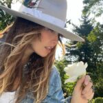 Thalía Instagram - Los días lluviosos o estar lejos de los míos me pone triste… 😣💔 Y a ti? Déjame saber #QueTponeTriste 👇🏻#BebePerdon