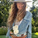 Thalía Instagram - Los días lluviosos o estar lejos de los míos me pone triste… 😣💔 Y a ti? Déjame saber #QueTponeTriste 👇🏻#BebePerdon