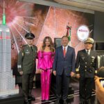 Thalía Instagram - Vistiendo el @empirestatebldg de la bandera MEXICANA 🇲🇽🇲🇽🇲🇽 llevo mi país y mis raíces conmigo a donde sea que voy. Gracias al Cónsul General de México en Nueva York, Jorge Islas y a todo el equipo del Empire State Building por recibirme en este evento tan especial para nuestra comunidad.🙏🏼 @consulmex_nuevayork #AMUCHAHONRA Times Square, New York City