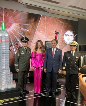 Thalía Instagram - Vistiendo el @empirestatebldg de la bandera MEXICANA 🇲🇽🇲🇽🇲🇽 llevo mi país y mis raíces conmigo a donde sea que voy. 

Gracias al Cónsul General de México en Nueva York, Jorge Islas y a todo el equipo del Empire State Building por recibirme en este evento tan especial para nuestra comunidad.🙏🏼 @consulmex_nuevayork 

#AMUCHAHONRA