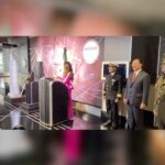 Thalía Instagram - Vistiendo el @empirestatebldg de la bandera MEXICANA 🇲🇽🇲🇽🇲🇽 llevo mi país y mis raíces conmigo a donde sea que voy. Gracias al Cónsul General de México en Nueva York, Jorge Islas y a todo el equipo del Empire State Building por recibirme en este evento tan especial para nuestra comunidad.🙏🏼 @consulmex_nuevayork #AMUCHAHONRA Times Square, New York City