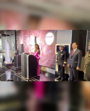 Thalía Instagram - Vistiendo el @empirestatebldg de la bandera MEXICANA 🇲🇽🇲🇽🇲🇽 llevo mi país y mis raíces conmigo a donde sea que voy. 

Gracias al Cónsul General de México en Nueva York, Jorge Islas y a todo el equipo del Empire State Building por recibirme en este evento tan especial para nuestra comunidad.🙏🏼 @consulmex_nuevayork 

#AMUCHAHONRA