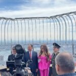 Thalía Instagram - Vistiendo el @empirestatebldg de la bandera MEXICANA 🇲🇽🇲🇽🇲🇽 llevo mi país y mis raíces conmigo a donde sea que voy. Gracias al Cónsul General de México en Nueva York, Jorge Islas y a todo el equipo del Empire State Building por recibirme en este evento tan especial para nuestra comunidad.🙏🏼 @consulmex_nuevayork #AMUCHAHONRA Times Square, New York City