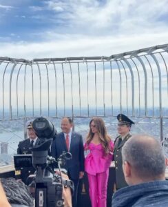 Thalía Instagram - Vistiendo el @empirestatebldg de la bandera MEXICANA 🇲🇽🇲🇽🇲🇽 llevo mi país y mis raíces conmigo a donde sea que voy. Gracias al Cónsul General de México en Nueva York, Jorge Islas y a todo el equipo del Empire State Building por recibirme en este evento tan especial para nuestra comunidad.🙏🏼 @consulmex_nuevayork #AMUCHAHONRA Times Square, New York City