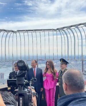 Thalía Instagram - Vistiendo el @empirestatebldg de la bandera MEXICANA 🇲🇽🇲🇽🇲🇽 llevo mi país y mis raíces conmigo a donde sea que voy. 

Gracias al Cónsul General de México en Nueva York, Jorge Islas y a todo el equipo del Empire State Building por recibirme en este evento tan especial para nuestra comunidad.🙏🏼 @consulmex_nuevayork 

#AMUCHAHONRA
