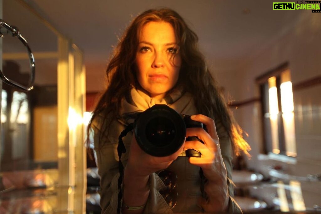 Thalía Instagram - De modelo o de fotógrafa, la cámara siempre ha sido una gran amiga mía. ¡Feliz Día Mundial de la Fotografía a todos los fotógrafos del mundo! 😍📸❤️ #DíaDeLaFotografía