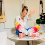 Thalía Instagram - Como cuando trato de concentrarme cantando una buena balada, y el ingeniero me hace reír. Y me da el simple! Y no puedo parar de reír!😫🤭