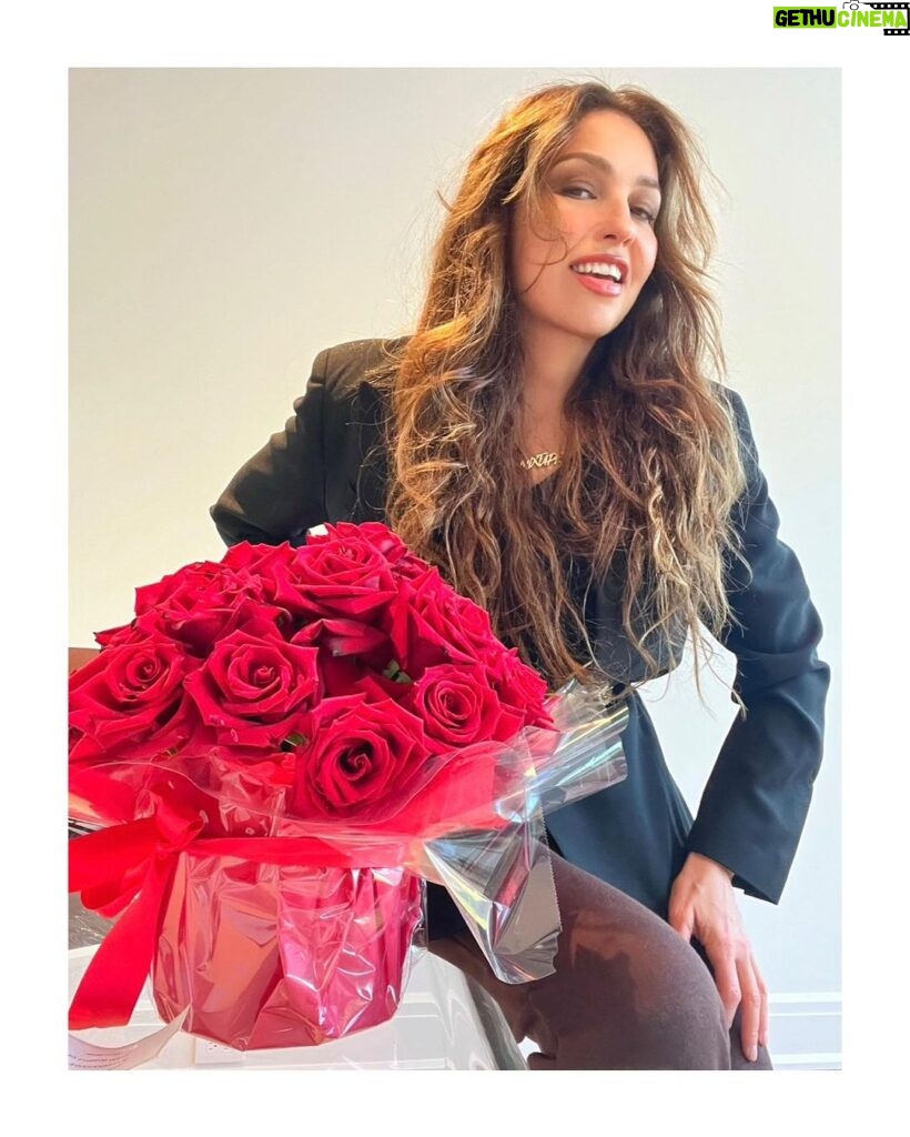 Thalía Instagram - ¡El inicio de nuevos proyectos me emociona como si fuera la primera vez! 🙏🏼 Los retos me motivan, mantienen viva esa llama dentro de mi. I’M READY! Gracias por estar aquí. 🫶🏻 T-