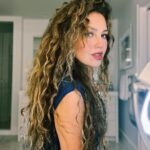 Thalía Instagram – No importa las veces que cambie de estilo de cabello, de color, de peinado, siempre regreso a mi cabello al natural. Me hace sentir “en casa”, más yo. Feliz fin de semana hermosuras 🫶🏼✨